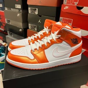Jordan Retro 1 Mid SE Electro Orange